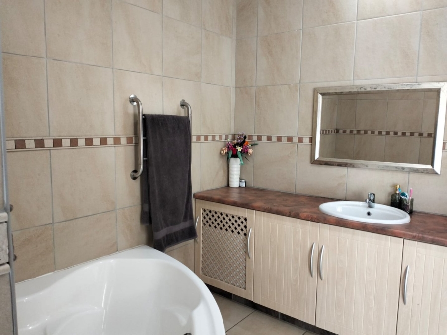 To Let 5 Bedroom Property for Rent in Glentana Western Cape
